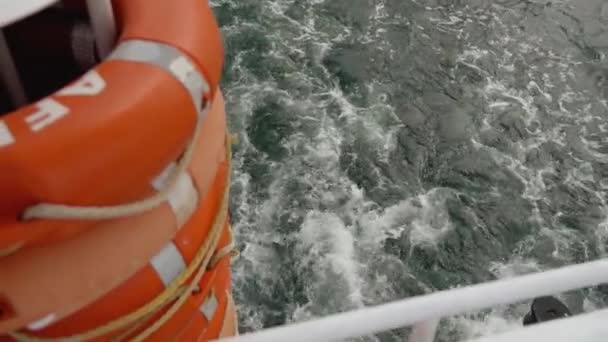 Θέα Από Κατάστρωμα Και Πλευρά Μέσα Από Ναυαγοσωστικό Πλοίο Που — Αρχείο Βίντεο