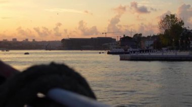 Gemi, yat ya da tekneden güverte ve korkuluklar. Güzel gün batımı ve okyanus manzarası, Türkiye 'de İstanbul' u bayrakla gören Boğaz. Gün batımında sakin denizde hareket eden yavaş çekim güvertesi teknesi.