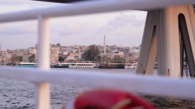 İstanbul, Türkiye 'de Altın Boynuz üzerinde Galata Kulesi bulunan şehir manzarası. Galata Kulesi, Türkiye 'nin İstanbul şehrinde zevk otomobilinin güvertesinden yükseliyor. Eski bir cazibe. İstanbul 'un tarihi manzarası güzelmiş. Boğaz 'da tekne gezileri.. .