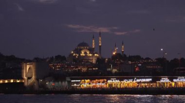 İstanbul 'un gece manzarası. Galata Köprüsü, Boğaz Köprüsü, Marmara Denizi. Şehir feribotu. Arka planda Yeni Cami olan İstanbul 'un renkli manzarası. Eminonu Bölgesi