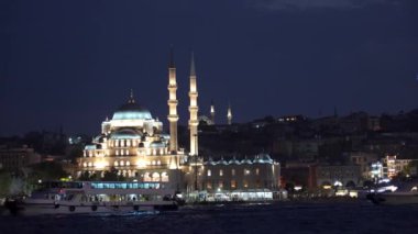 İstanbul 'un gece manzarası. Galata Köprüsü, Boğaz Köprüsü, Marmara Denizi. Şehir feribotu. Arka planda Yeni Cami olan İstanbul 'un renkli manzarası. Eminonu Bölgesi
