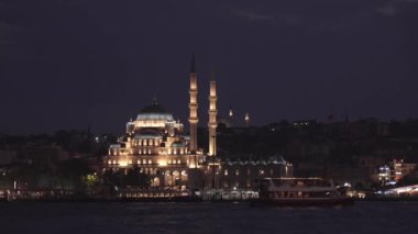 İstanbul 'un gece manzarası. Galata Köprüsü, Boğaz Köprüsü, Marmara Denizi. Şehir feribotu. Arka planda Yeni Cami olan İstanbul 'un renkli manzarası. Eminonu Bölgesi