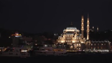 İstanbul 'un gece manzarası. Galata Köprüsü, Boğaz Köprüsü, Marmara Denizi. Şehir feribotu. Arka planda Yeni Cami olan İstanbul 'un renkli manzarası. Eminonu Bölgesi