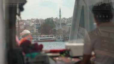 Türkiye 'de İstanbul' da Eski Retro Gemisi ya da Yolcu Gemisi Direksiyon Çeviren Boğaz 'ın Kaptanı. İstanbul 'da toplu taşıma. Arka görünüm.