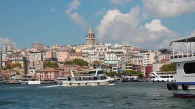 İstanbul, Türkiye 'de Altın Boynuz üzerinde Galata Kulesi bulunan şehir manzarası. Galata Kulesi, Türkiye 'nin İstanbul şehrinde zevk otomobilinin güvertesinden yükseliyor. Eski bir cazibe. İstanbul 'un tarihi manzarası güzelmiş. Boğaz 'da tekne gezileri.. .