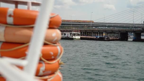 Vista Desde Cubierta Lateral Través Boya Salvavidas Barco Navegando Mar — Vídeos de Stock