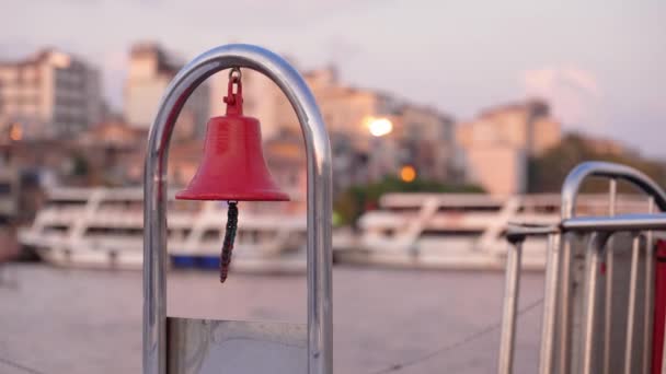 Campana Nave Colore Rosso Sfondo Cielo Blu Città Istanbul Primo — Video Stock