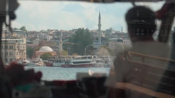 イスタンブール市内のトルコのボスポラスで移動する商業釣り古いレトロ船または旅客ライナーステアリング船のチューニングステアリングホイールの船長 イスタンブールの公共交通機関 リアビュー — ストック動画