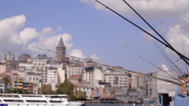 Galata Köprüsü 'ndeki balıkçılar İstanbul, eski Galata Kulesi, Altın Bölge veya Boğaz' ın güzel panoramik manzarası karşısında balık avlıyor.