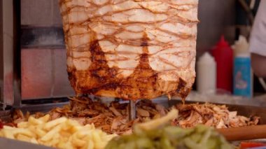 Shawarma için et ve tükürük. Izgara et. Yemek pişirmek. Şefin Bıçağı Geleneksel Türk Et Donörü Kebabı. Shawarma veya jiroskop. Yunan ya da Orta Doğu tarzı Tavuk Döner Kebap