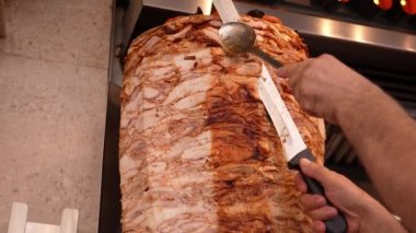 Shawarma için et ve tükürük. Izgara et. Yemek pişirmek. Şefin Bıçağı Geleneksel Türk Et Donörü Kebabı. Shawarma veya jiroskop. Yunan ya da Orta Doğu tarzı Tavuk Döner Kebap
