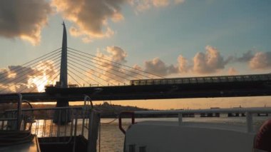 Gemi, yat ya da tekneden güverte ve korkuluklar. Güzel gün batımı ve okyanus manzarası, Türkiye 'de İstanbul' u bayrakla gören Boğaz. Gün batımında sakin denizde hareket eden yavaş çekim güvertesi teknesi.