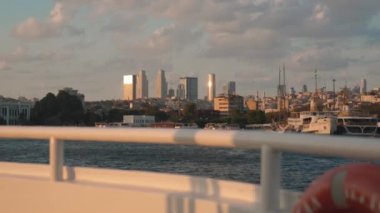Gemi, yat ya da tekneden güverte ve korkuluklar. Güzel gün batımı ve okyanus manzarası, Türkiye 'de İstanbul' u bayrakla gören Boğaz. Gün batımında sakin denizde hareket eden yavaş çekim güvertesi teknesi.