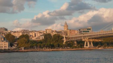 İstanbul, Türkiye 'de Altın Boynuz üzerinde Galata Kulesi bulunan şehir manzarası. Galata Kulesi, Türkiye 'nin İstanbul şehrinde zevk otomobilinin güvertesinden yükseliyor. Eski bir cazibe. İstanbul 'un tarihi manzarası güzelmiş. Boğaz 'da tekne gezileri.. .
