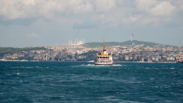 土耳其伊斯坦布尔的城市景观 Dflag和清真寺高耸着伊斯坦布尔的城市 它是一个古老的地标 伊斯坦布尔历史城区的美丽景色 在博斯普鲁斯海峡乘船旅行 — 图库视频影像