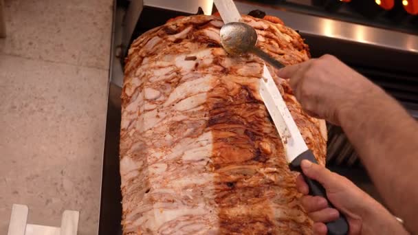 Daging Meludah Untuk Shawarma Daging Panggang Memasak Chef Knife Cut — Stok Video