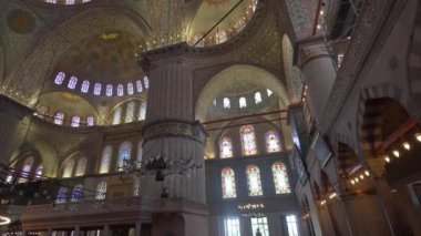 STAMBUL, TURKEY - SEPTEMBER 4, 2023: Mavi Cami 'nin İçi (Sultan Ahmed Camii) dekoratif mavi ve beyaz mozaiği, boyanmış fayansları ve pencereleri ile.