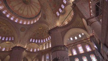 STAMBUL, TURKEY - SEPTEMBER 4, 2023: Mavi Cami 'nin İçi (Sultan Ahmed Camii) dekoratif mavi ve beyaz mozaiği, boyanmış fayansları ve pencereleri ile.