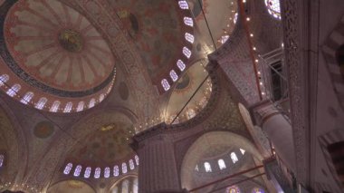 STAMBUL, TURKEY - SEPTEMBER 4, 2023: Mavi Cami 'nin İçi (Sultan Ahmed Camii) dekoratif mavi ve beyaz mozaiği, boyanmış fayansları ve pencereleri ile.