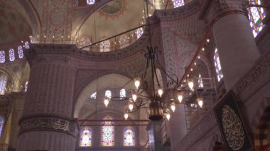 STAMBUL, TURKEY - SEPTEMBER 4, 2023: Mavi Cami 'nin İçi (Sultan Ahmed Camii) dekoratif mavi ve beyaz mozaiği, boyanmış fayansları ve pencereleri ile.
