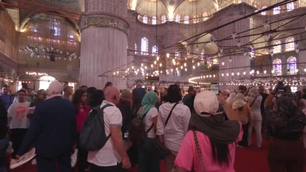 土耳其斯坦布尔 2023年9月4日 蓝色清真寺 苏丹艾哈迈德清真寺 的内部 装饰着蓝白相间的马赛克图案 漆成的瓷砖和窗户以及他们所祈祷的穆斯林 — 图库视频影像