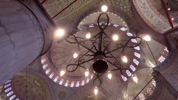 土耳其斯坦布尔 2023年9月4日 蓝色清真寺 苏丹艾哈迈德清真寺 的内部 装饰着蓝白相间的花纹 瓷砖和窗户 — 图库视频影像
