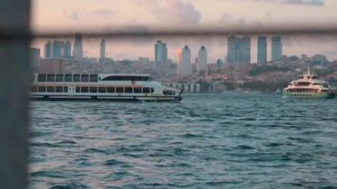 İstanbul, Türkiye 'de şehir manzarası, İstanbul' un tepesinde yükseliyor. İstanbul 'un tarihi modern Beşiktaş ilçesinin güzel manzarası. Boğaz 'da tekne gezisi. Gemilerin ve teknelerin hareketi