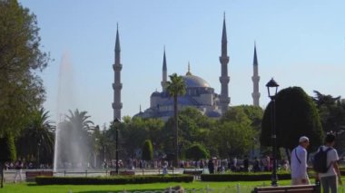 STAMBUL, TURKEY - EYLÜL 12023: İstanbul, Türkiye 'de sonbaharda mavi gökyüzünün arka planına karşı sabah Hagia Sophia Camii. Çeşmeli komisyon cephesi, dış ve park alanı