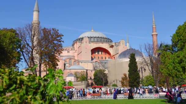 トルコのイスタンブールの秋の青空の背景に対して 朝のハイア ソフィア モスク 噴水が付いている委員会の正面 外部および公園区域 — ストック動画