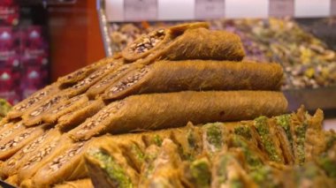 Türk Şekerlemeleri Şovu Arap sokak pazarının tezgahında geniş çeşitlilik, baklava ve fındıklı Türk lokumu.