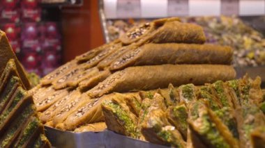 Türk Şekerlemeleri Şovu Arap sokak pazarının tezgahında geniş çeşitlilik, baklava ve fındıklı Türk lokumu.