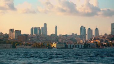İstanbul, Türkiye 'de şehir manzarası, İstanbul' un tepesinde yükseliyor. İstanbul 'un tarihi modern Beşiktaş ilçesinin güzel manzarası. Boğaz 'da tekne gezisi. Gemilerin ve teknelerin hareketi