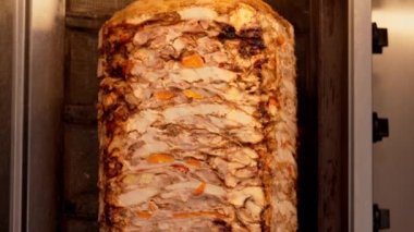 Shawarma için et ve tükürük. Et ızgarada. Yemek pişirmek. Geleneksel Türk Donör Kebabı. Shawarma veya jiroskop. Yunan ya da Orta Doğu tarzı Tavuk Döner Kebap