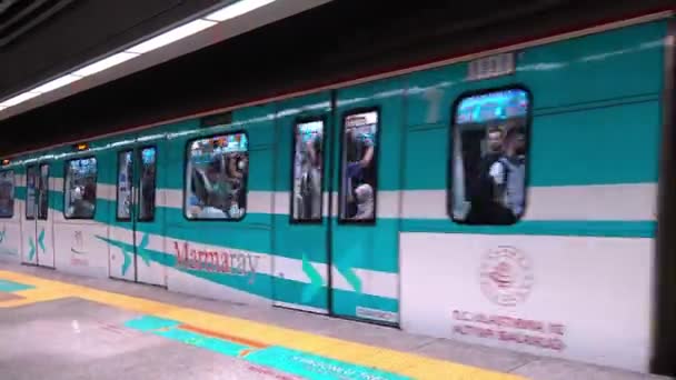 土耳其伊斯坦布尔 2023年9月7日 伊斯坦布尔地铁地下客运 火车靠岸了 人们在等着着陆 马尔马雷快速地下运输楼层博斯普鲁斯 最新情况 — 图库视频影像