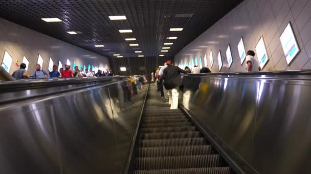 Stanbul Turkey Eylül 2023 Stanbul Stanbul Metrosundaki Metro Merdivenlerinde Yürüyen — Stok video