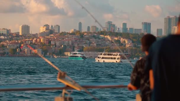 Nelayan Jembatan Memancing Dengan Latar Belakang Istanbul Dan Melewati Kapal — Stok Video