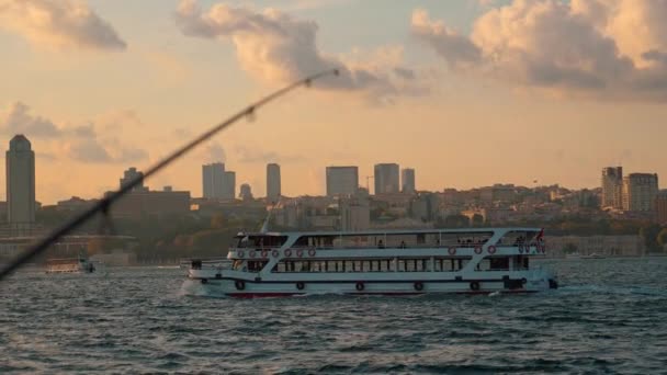 Fischer Beim Brückenfischen Vor Der Kulisse Von Istanbul Und Vorbeifahrenden — Stockvideo