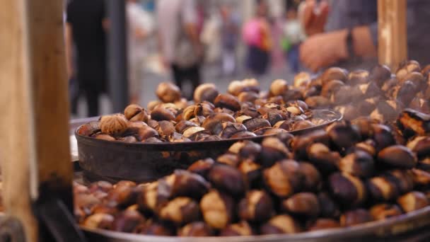 最有名的土耳其街头食品 伊斯坦布尔的推车里烤着烤栗子 宏观摄影 卖主在旅游胜地包里煎和卖 — 图库视频影像