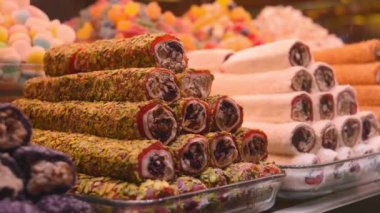 Türk Şekerlemeleri Şovu Arap sokak pazarının tezgahında geniş çeşitlilik, baklava ve fındıklı Türk lokumu.