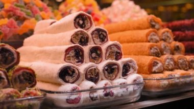 Türk Şekerlemeleri Şovu Arap sokak pazarının tezgahında geniş çeşitlilik, baklava ve fındıklı Türk lokumu.