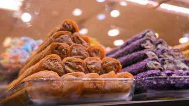 Türk Şekerlemeleri Şovu Arap sokak pazarının tezgahında geniş çeşitlilik, baklava ve fındıklı Türk lokumu.