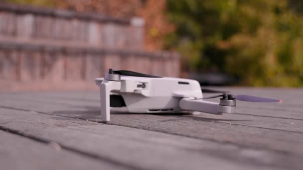 Drone Décolle Sol Par Une Journée Ensoleillée Gros Plan Petit — Video