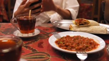 Lokma, geleneksel kızartılmış Türk tatlıları, yakın çekim, Türkiye 'nin her yerinde satılan sokak yemekleri, ama İzmir' de şurup ve hamurun tatlılığı meşhurdur..