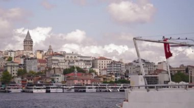 İstanbul, Türkiye 'de Altın Boynuz üzerinde Galata Kulesi bulunan şehir manzarası. Şehrin tepesinde, eğlence arabasının güvertesinde. Eski bir cazibe. Tarihi bölgenin güzel manzarası. Boğaz 'da tekne gezileri..