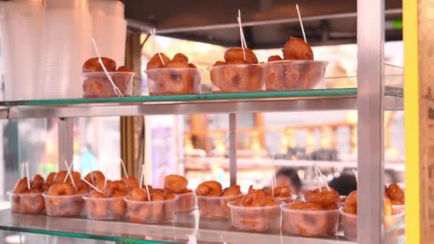 Lokma Traditionele Gefrituurde Turkse Dessert Outdoor Close Straatvoedsel Verkocht Heel — Stockvideo