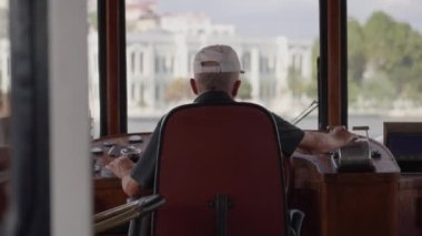 Türkiye 'de İstanbul' da Eski Retro Gemisi ya da Yolcu Gemisi Direksiyon Çeviren Boğaz 'ın Kaptanı. İstanbul 'da toplu taşıma. Arka görünüm.