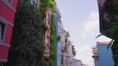 Balat 'ta turistler tarafından sevilen renkli evler, İstanbul' un Fatih ilçesindeki geleneksel Yahudi mahallesi. İstanbul, Türkiye