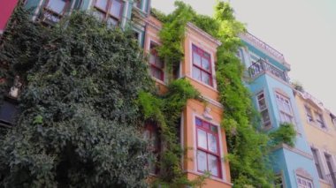 Balat 'ta turistler tarafından sevilen renkli evler, İstanbul' un Fatih ilçesindeki geleneksel Yahudi mahallesi. İstanbul, Türkiye