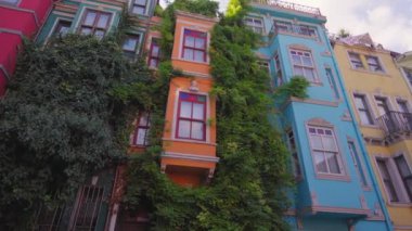 Balat 'ta turistler tarafından sevilen renkli evler, İstanbul' un Fatih ilçesindeki geleneksel Yahudi mahallesi. İstanbul, Türkiye