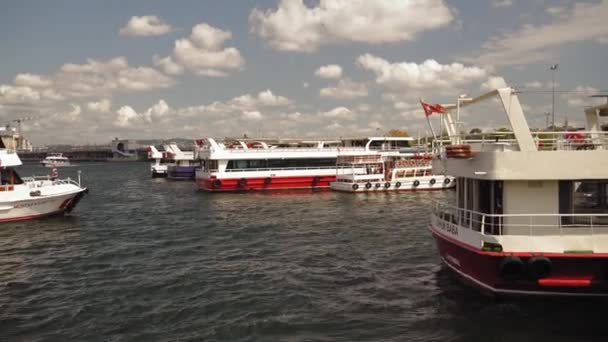イスタンブールのシティスケープ トルコ イスタンブールの街の上にタワー イスタンブールのベスニカスの歴史的な近代地区の美しい景色 ボスポラスでのボート旅行 船舶の移動について — ストック動画